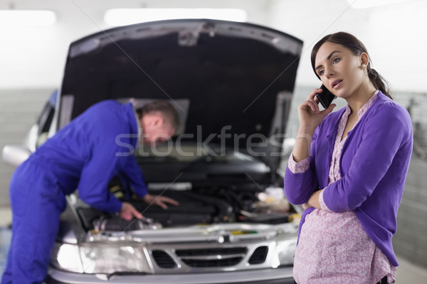 Vrouw roepen monteur garage auto communicatie Stockfoto © wavebreak_media