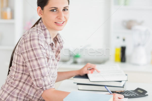 Feliz mulher estudar casa caneta trabalhando Foto stock © wavebreak_media