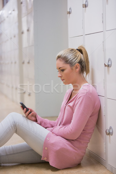 Nő ül öltözőszekrény sms chat főiskola folyosó Stock fotó © wavebreak_media