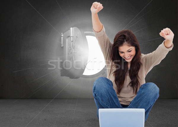 Imagine bruneta folosind laptop destul de Imagine de stoc © wavebreak_media