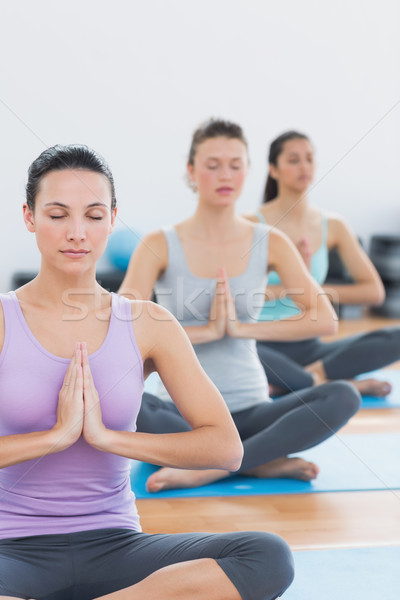 Vrouwen namaste positie fitness studio Stockfoto © wavebreak_media