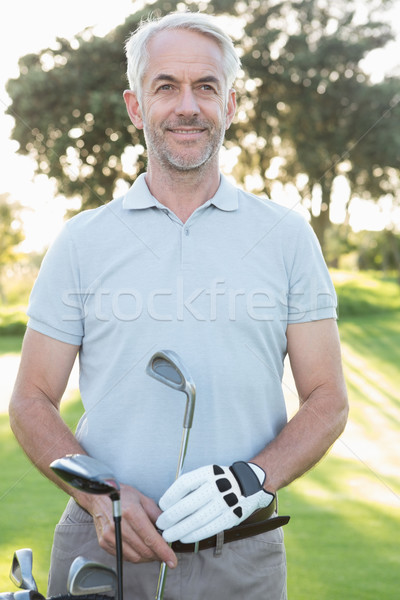 Knap golfer permanente golftas golfbaan Stockfoto © wavebreak_media