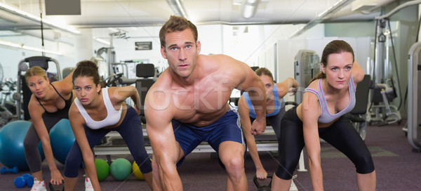 Muscular instructor kettlebells clasă sală de gimnastică Imagine de stoc © wavebreak_media