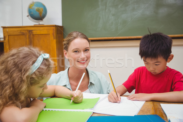 Bella insegnante aiutare classe scuola Foto d'archivio © wavebreak_media