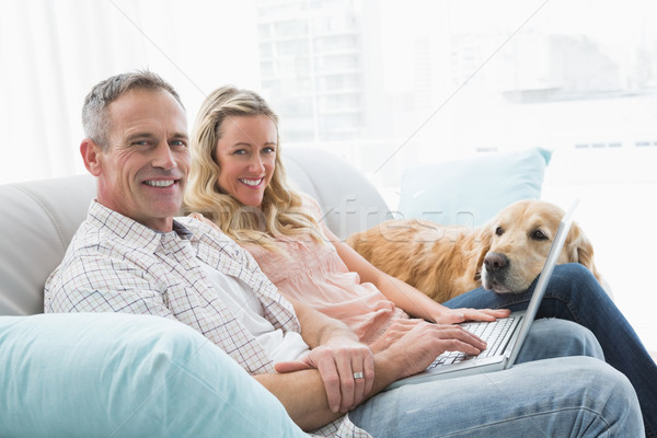 Paar mit Laptop Zeit Hund home Wohnzimmer Stock foto © wavebreak_media