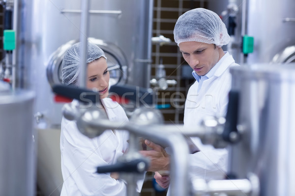 Bioloog team praten man industrie Stockfoto © wavebreak_media