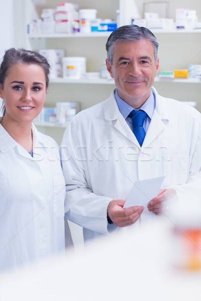 [[stock_photo]]: Pharmacien · stagiaire · regarder · caméra · parler · ordonnance