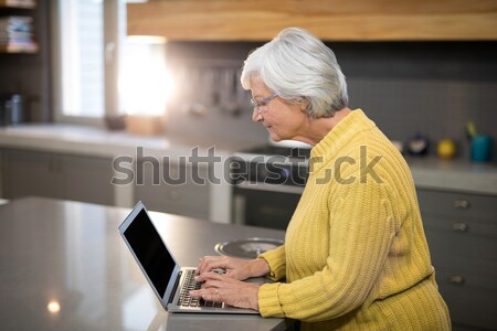 Mosolyog idős nő digitális tabletta konyha Stock fotó © wavebreak_media