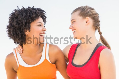 Kettő fiatal nők mosolyog egyéb promenád nő Stock fotó © wavebreak_media