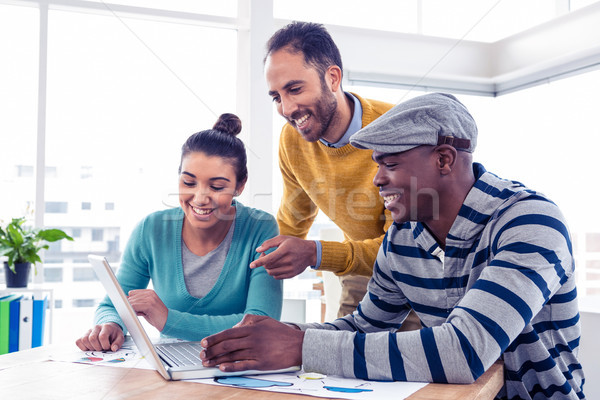 Foto stock: Alegre · pessoas · de · negócios · trabalhando · laptop · criador · escritório