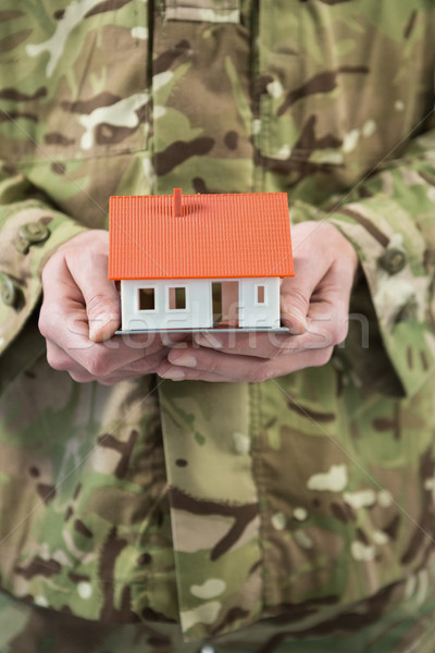 Soldat halten Modell home weiß Stock foto © wavebreak_media
