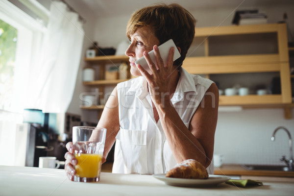 Idős nő beszél telefon reggeli konyha Stock fotó © wavebreak_media