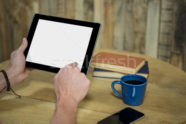 Adam dijital tablet kahvehane tablo içmek Stok fotoğraf © wavebreak_media