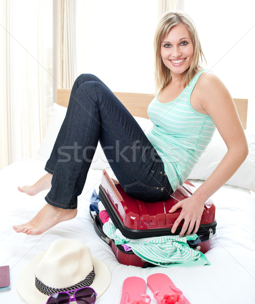 Vonzó nő zárt bőrönd ágy nő lány Stock fotó © wavebreak_media