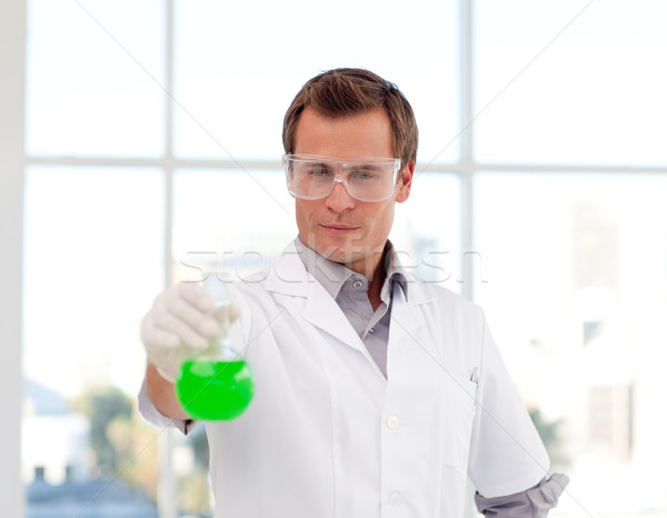 Serios om de ştiinţă chimic tineri mână Imagine de stoc © wavebreak_media