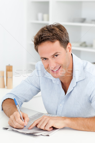 Inteligente homem palavras cruzadas sessão cozinha casa Foto stock © wavebreak_media