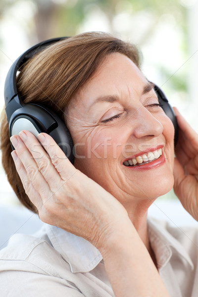 Senior luisteren naar muziek vrouw huis gelukkig gezondheid Stockfoto © wavebreak_media