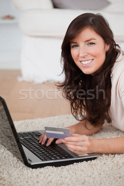 Jeunes bonne recherche femme paiement carte de crédit [[stock_photo]] © wavebreak_media