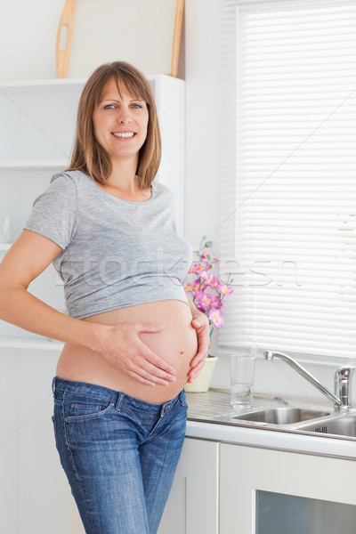 Stockfoto: Aantrekkelijk · zwangere · vrouwelijke · poseren · buik · keuken