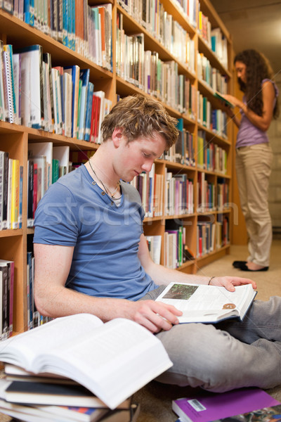 Portret masculin student lectură cărţi coleg de clasa Imagine de stoc © wavebreak_media