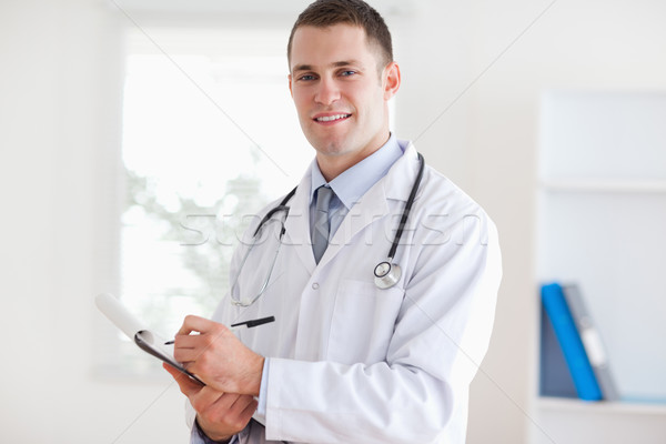 Souriant médecin écouter prendre des notes médicaux santé [[stock_photo]] © wavebreak_media