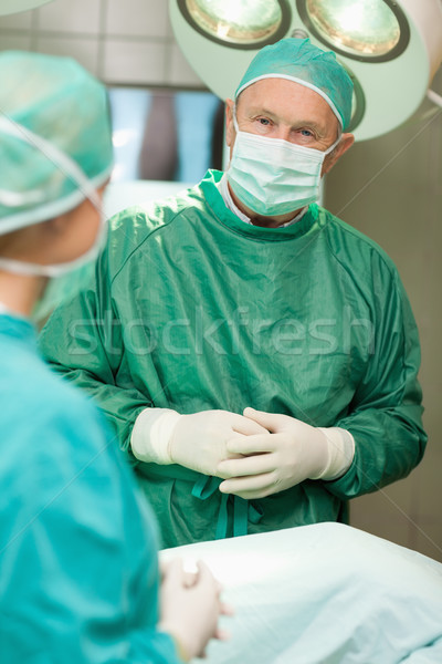 Doua chirurgii mâini chirurgical cameră masca Imagine de stoc © wavebreak_media