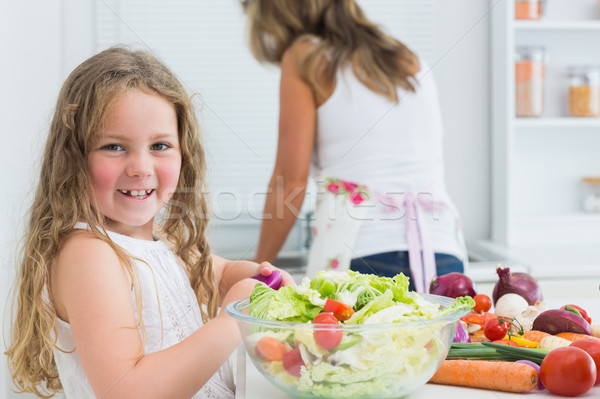 Lächelnd Mädchen Gemüse Salat Küche Frau Stock foto © wavebreak_media