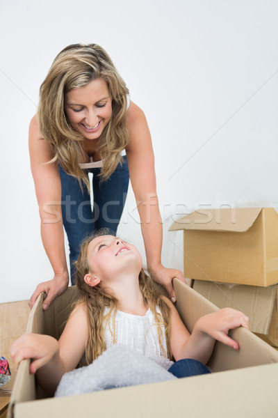 Mosolyog lánygyermek ül doboz néz anya Stock fotó © wavebreak_media