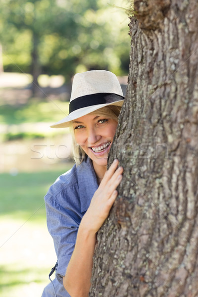 Glimlachende vrouw verbergen achter boomstam portret park Stockfoto © wavebreak_media