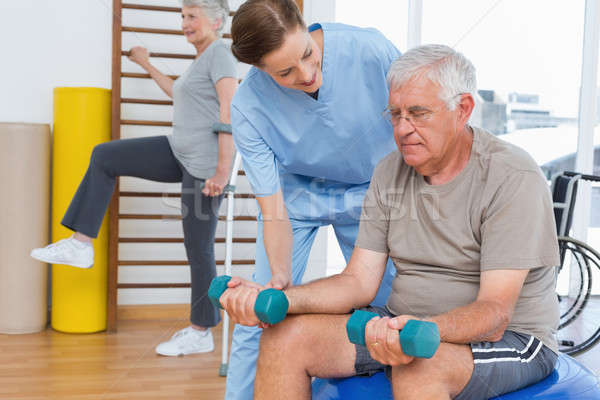 Női terapeuta idős férfi súlyzók orvosi Stock fotó © wavebreak_media