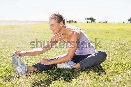 Potrivi femeie matura in sus iarbă fericit Imagine de stoc © wavebreak_media