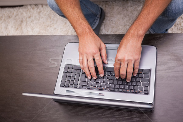 Férfi laptopot használ dohányzóasztal otthon nappali számítógép Stock fotó © wavebreak_media
