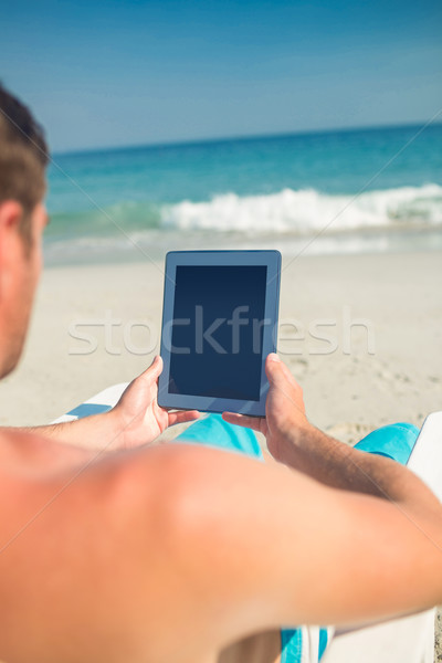 Foto d'archivio: Uomo · digitale · tablet · deck · sedia · spiaggia