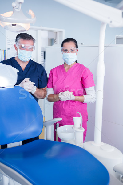 Dentista ayudante mascarilla quirúrgica gafas dentales clínica Foto stock © wavebreak_media