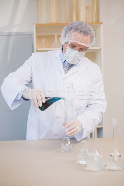 Om de ştiinţă experimentare albastru tehnologie ştiinţă laborator Imagine de stoc © wavebreak_media