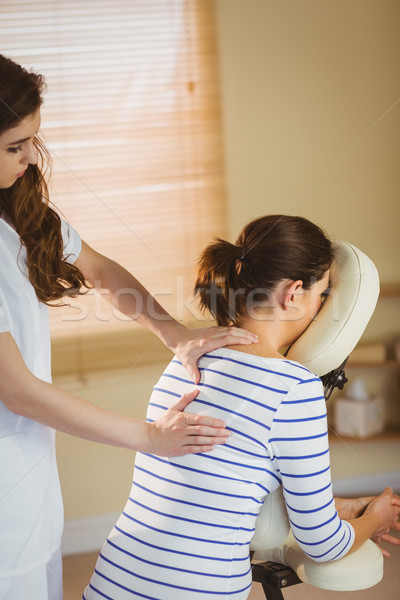 Mulher jovem massagem cadeira terapia quarto mulher Foto stock © wavebreak_media