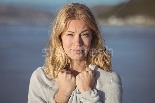 Portret plajă femeie cer Imagine de stoc © wavebreak_media