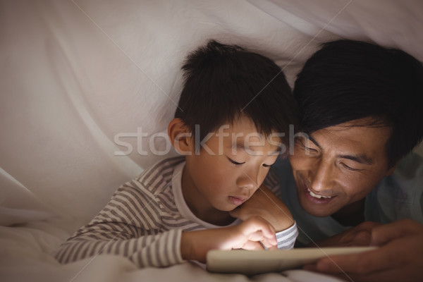 父親的兒子 數字 片劑 臥室 家 商業照片 © wavebreak_media
