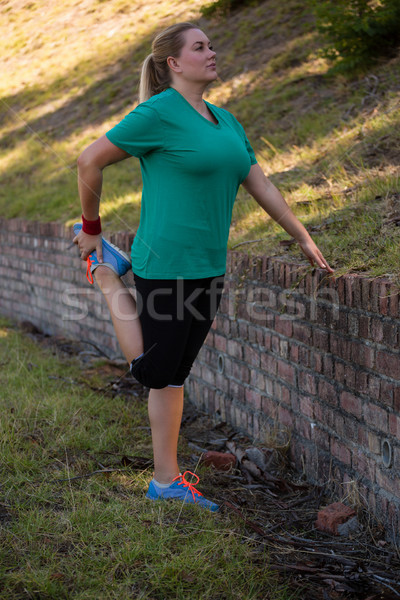 Frau Dehnung Ausübung Hindernisstrecke Ausbildung Stock foto © wavebreak_media