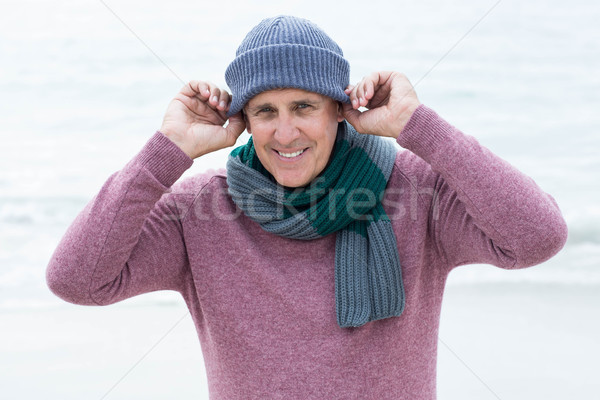 Uśmiechnięty człowiek ciepły ubrania plaży Zdjęcia stock © wavebreak_media