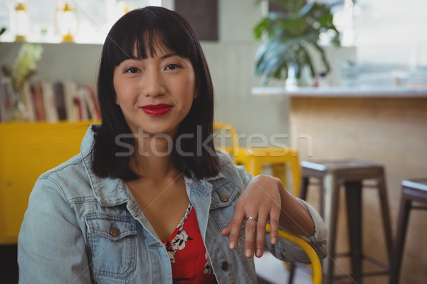 Portret vrouw stoel cafe jonge vrouw vergadering Stockfoto © wavebreak_media