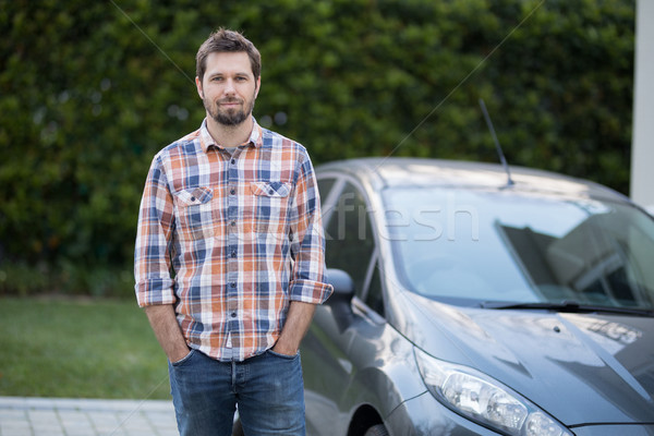 Homme permanent voiture portrait sourire verre [[stock_photo]] © wavebreak_media