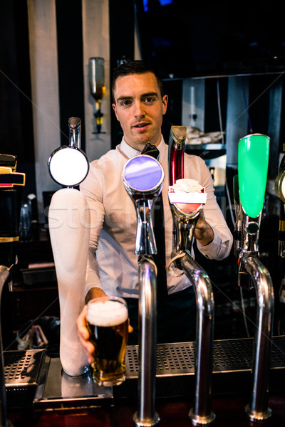 Barman pinta cerveza bar hombre Foto stock © wavebreak_media