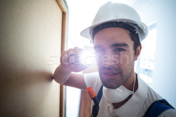 Portrait ravageur travailleur lampe de poche couloir Photo stock © wavebreak_media