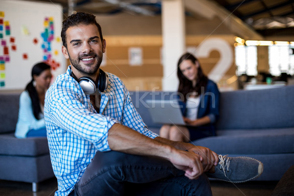 Jonge man glimlachend camera kantoor man uitvoerende Stockfoto © wavebreak_media