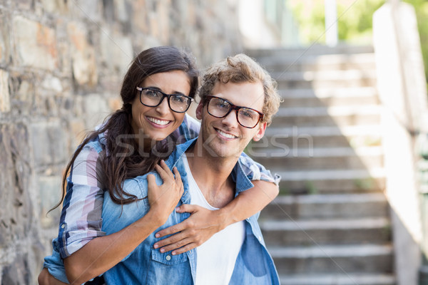 Foto stock: Joven · a · cuestas · mujer · ciudad · feliz