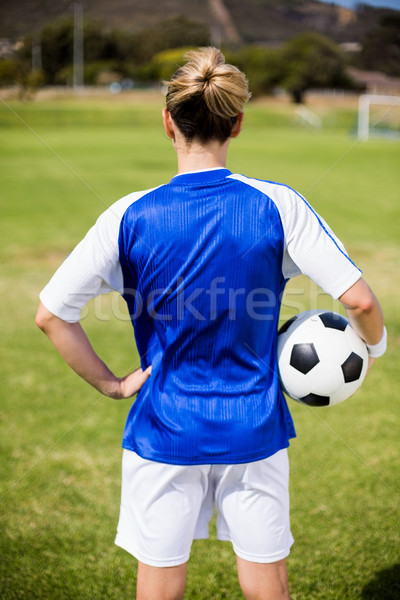 Feminino em pé bola campo de futebol Foto stock © wavebreak_media