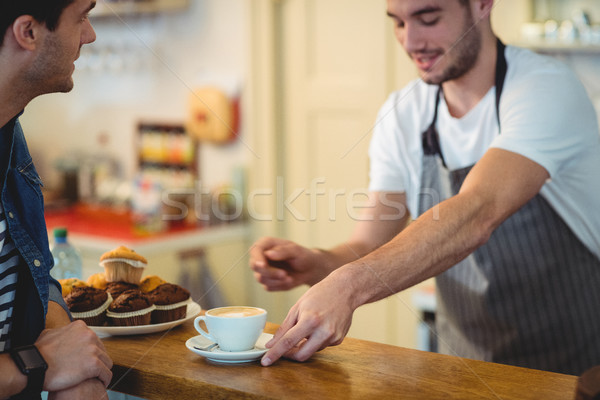 Barista kawy klienta Kafejka mężczyzna młodych Zdjęcia stock © wavebreak_media