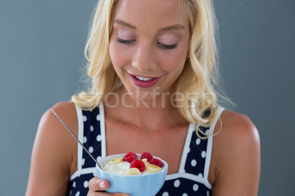 Mujer hermosa mirando ensalada de fruta tazón mujer frutas Foto stock © wavebreak_media