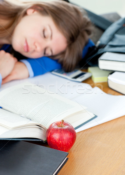 年輕女子 睡眠 辦公桌 功課 書 蘋果 商業照片 © wavebreak_media